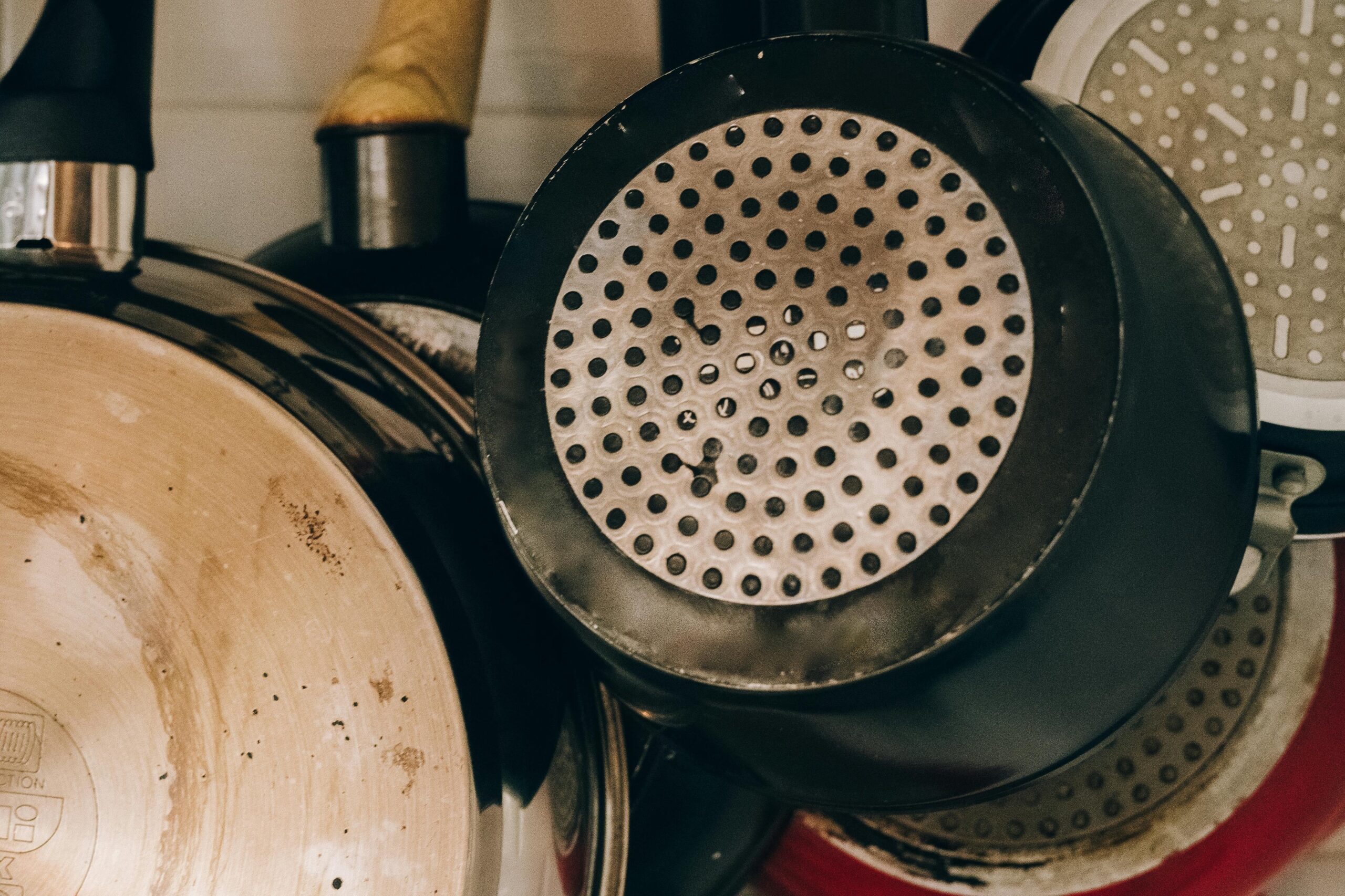 artículos Scrubbing Pots and Pans Naturally: Salt, Lemon, Baking Soda & Hot Water